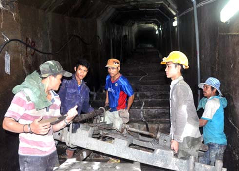 Nhiều[-]công[-]nhân[-]vẫn[-]hì[-]hục[-]khoan[-]phụt[-]trong[-]đường[-]hầm[-]thủy[-]điện[-]Sông[-]Tranh[-]2[-]xử[-]lý[-]lưu[-]lượng[-]nước[-]thấm[-]nền.